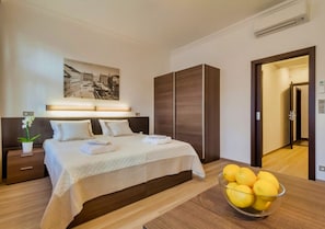 Studio Superior, bếp nhỏ, quang cảnh thành phố | Bộ đồ giường cao cấp, nệm Select Comfort, két bảo mật tại phòng, bàn 
