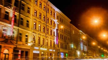 Fachada de la propiedad por la tarde o noche