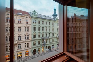 Estúdio superior, cozinha americana, vista para a cidade | Vista do quarto