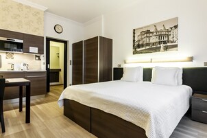 Estúdio standard, 1 cama Queen, cozinha americana, vista para o pátio | Roupas de cama premium, camas Select Comfort, cofres nos quartos