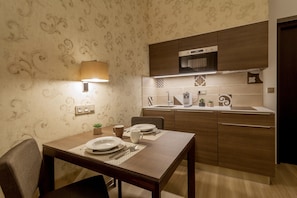 Geladeira, micro-ondas, cooktop, máquina de café expresso