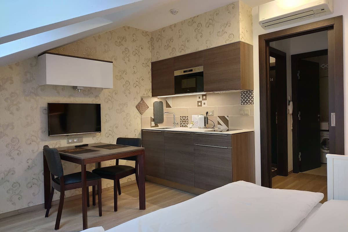 Basic Studio | 1 bedroom, premium bedding, Select Comfort beds, in-room safe