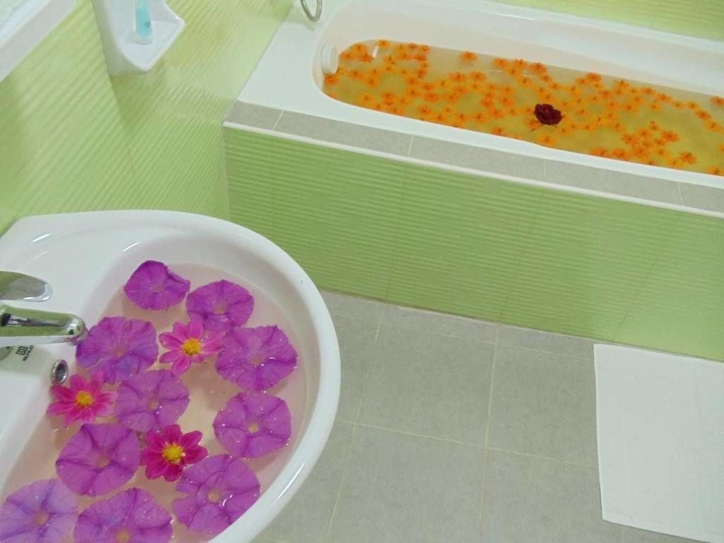 deluxe double or twin room | bathroom | shower, rainfall showerhead, free toiletries, hair dryer