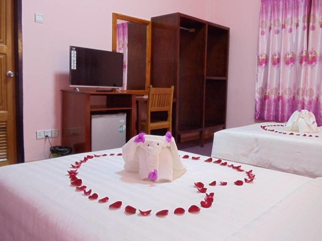 deluxe double or twin room | minibar, desk, soundproofing, rollaway beds