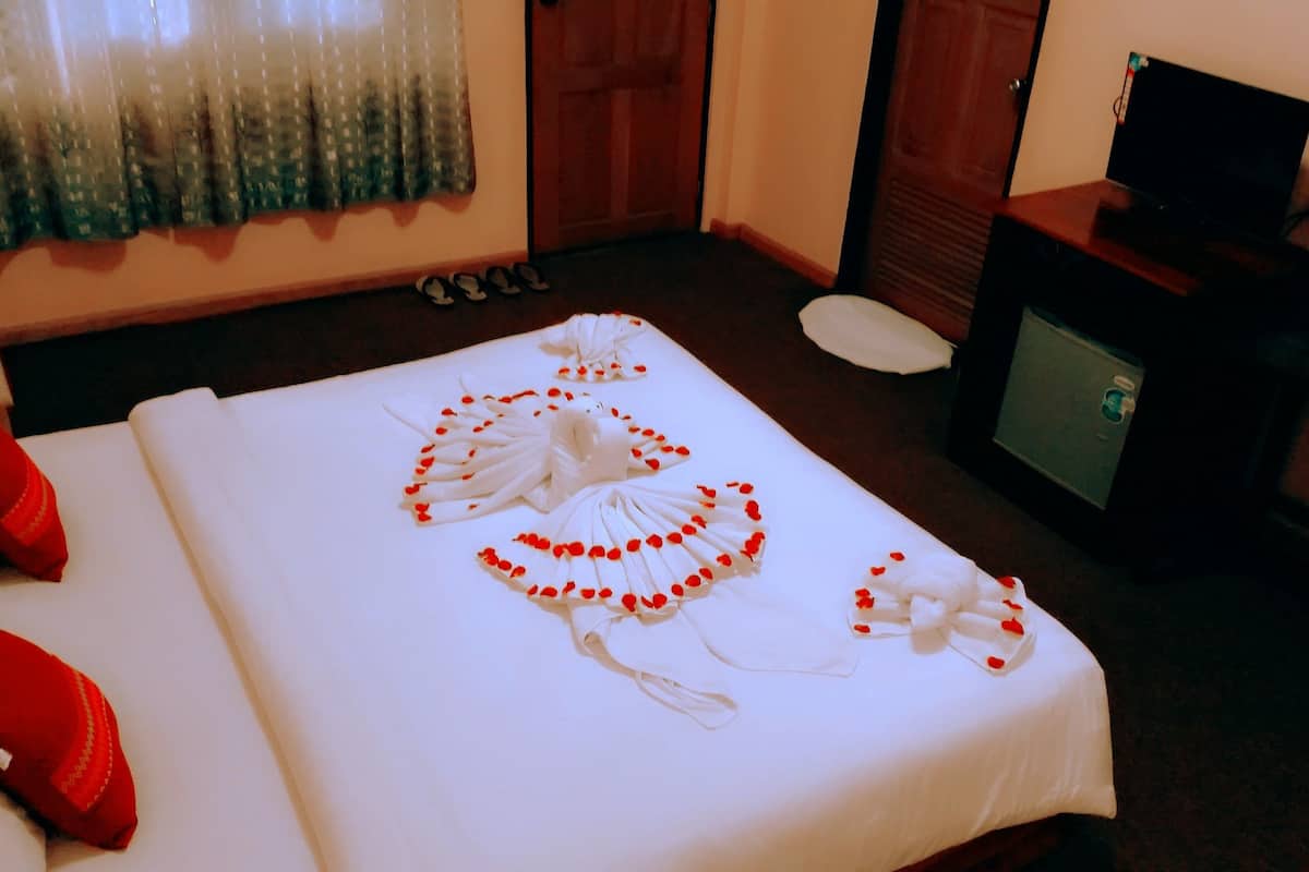 deluxe double or twin room | minibar, desk, soundproofing, rollaway beds