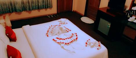 Deluxe Double or Twin Room | Minibar, desk, soundproofing, rollaway beds