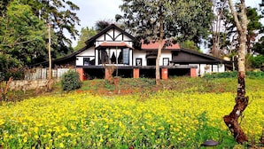 A traditional house with a garden in front. - Morning Glory Inn (Kalaw)