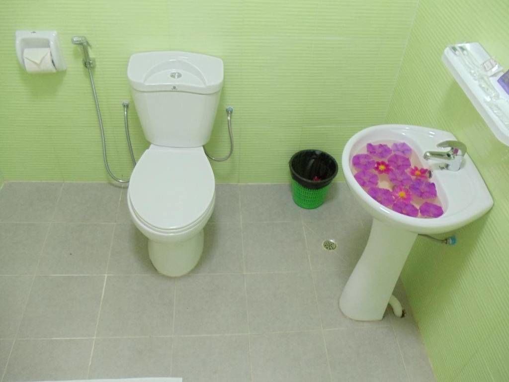 deluxe double or twin room | bathroom | shower, rainfall showerhead, free toiletries, hair dryer