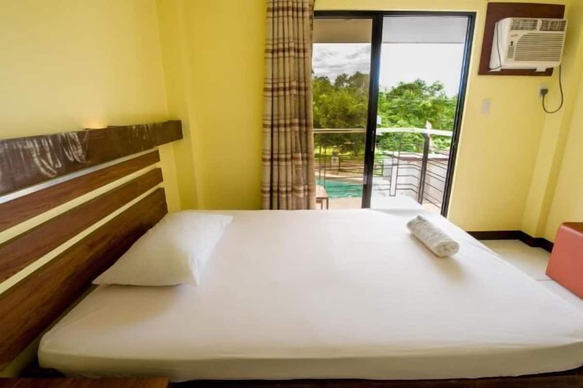 Escritorio, wifi gratis y ropa de cama