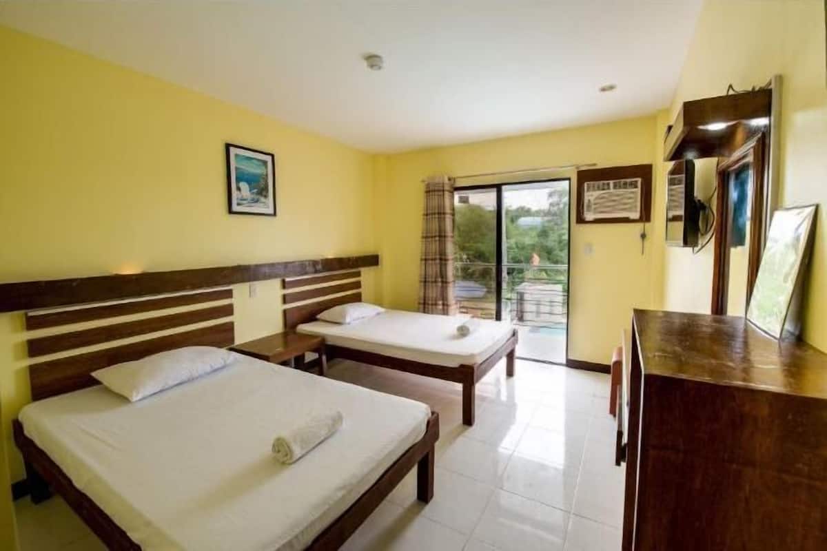 Escritorio, wifi gratis y ropa de cama