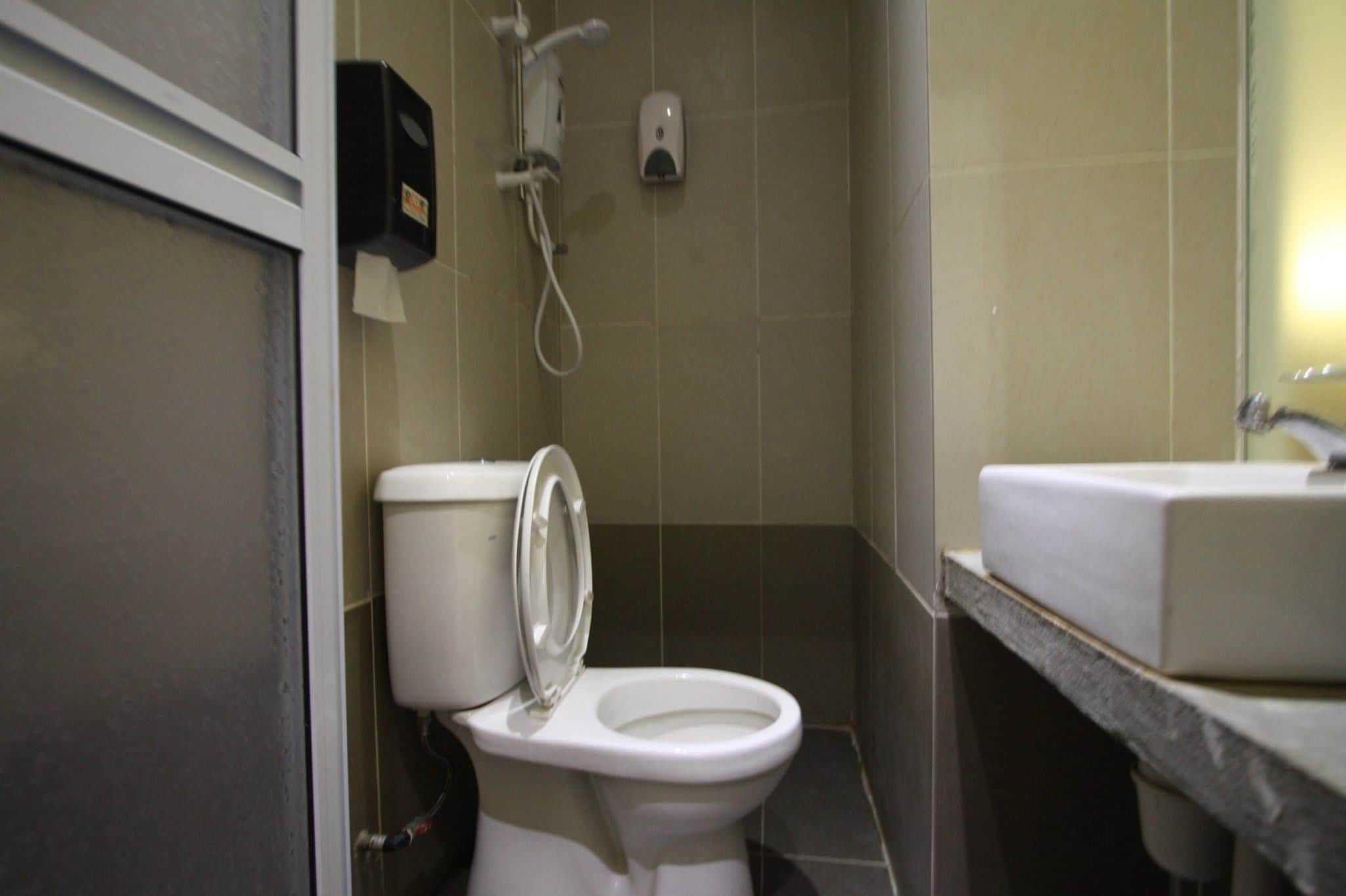 Chuveiro, produtos de toalete grátis, toalhas de banho 