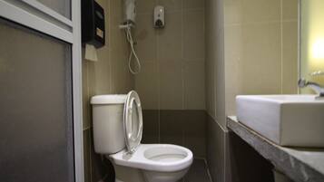 Chuveiro, produtos de toalete grátis, toalhas de banho