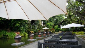 Café da manhã, almoço e jantar; culinária internacional 