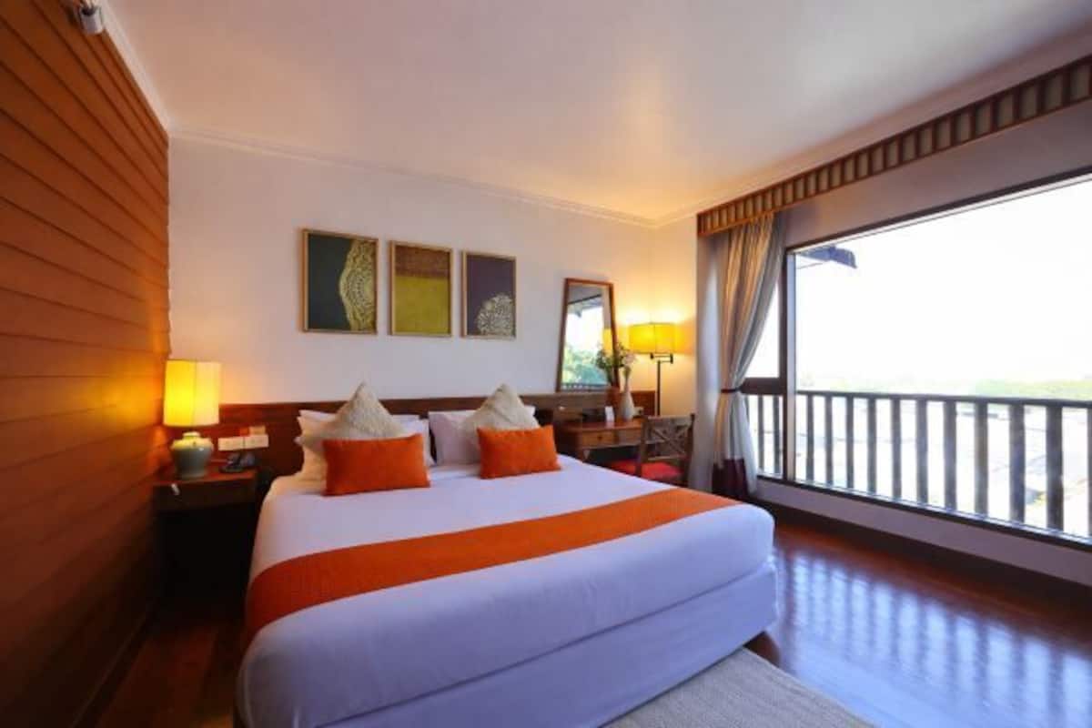 Minibar, desk, blackout drapes, free WiFi