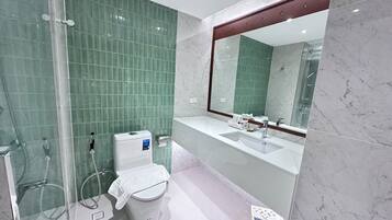 Habitación Deluxe | Baño | Ducha y bañera combinadas y artículos de higiene personal gratuitos