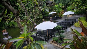 Café da manhã, almoço e jantar; culinária internacional 