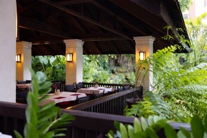 供应早餐、午餐和晚餐，国际美食