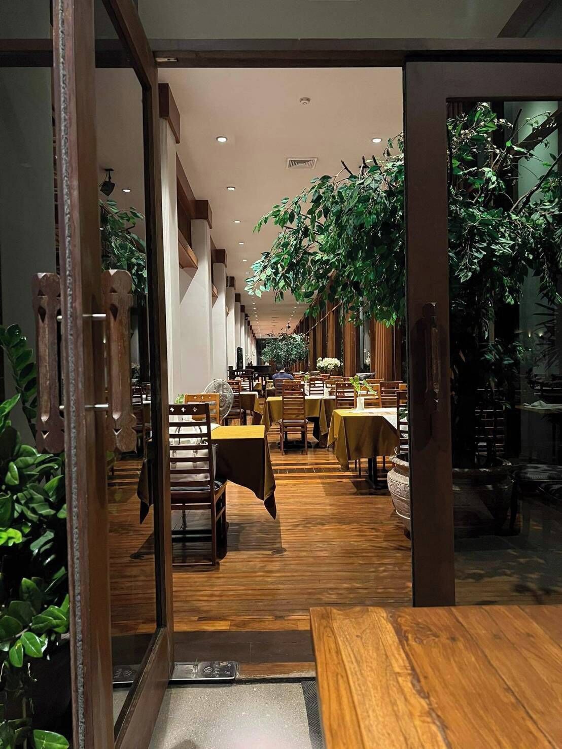 Breakfast, lunch, dinner served; international cuisine 