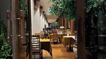 Melayani sarapan dan makan siang dengan sajian masakan internasional