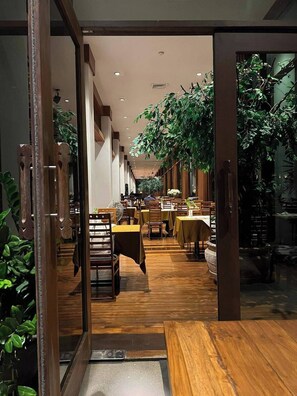 Se sirven desayunos, almuerzos y cenas; cocina internacional