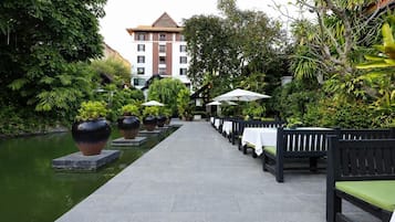 Breakfast, lunch, dinner served; international cuisine