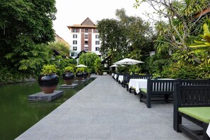 Café da manhã, almoço e jantar; culinária internacional 