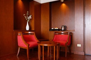 Minibar, escritorio, cortinas blackout y wifi gratis 