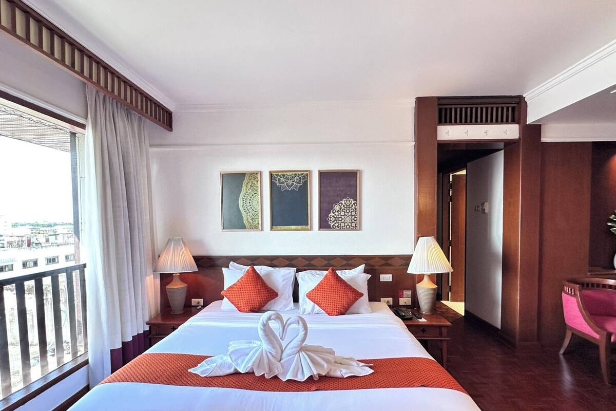 Minibar, desk, blackout curtains, free WiFi