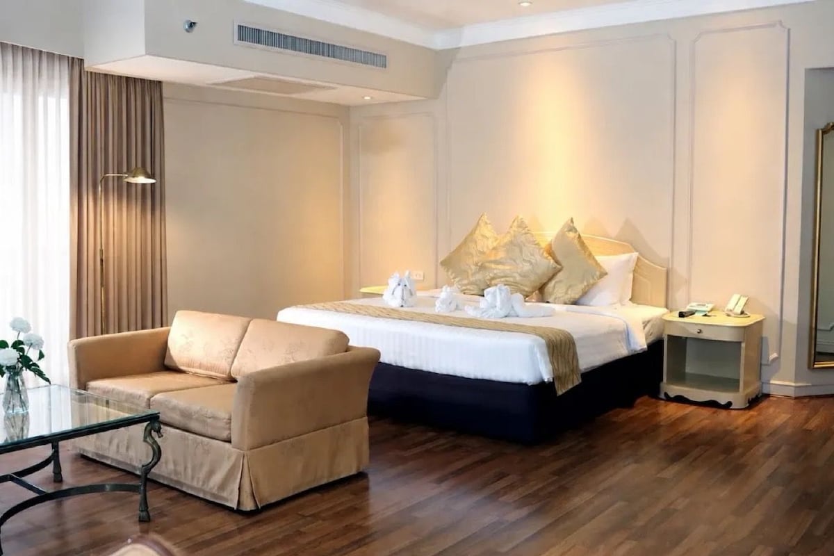 Deluxe Room, Bathtub | In-room safe, desk, laptop workspace, blackout drapes