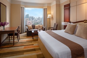 Rachada Suite | Minibar, in-room safe, individually decorated, desk