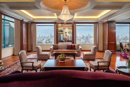 Flat-screen TV. Emerald Hotel Bangkok