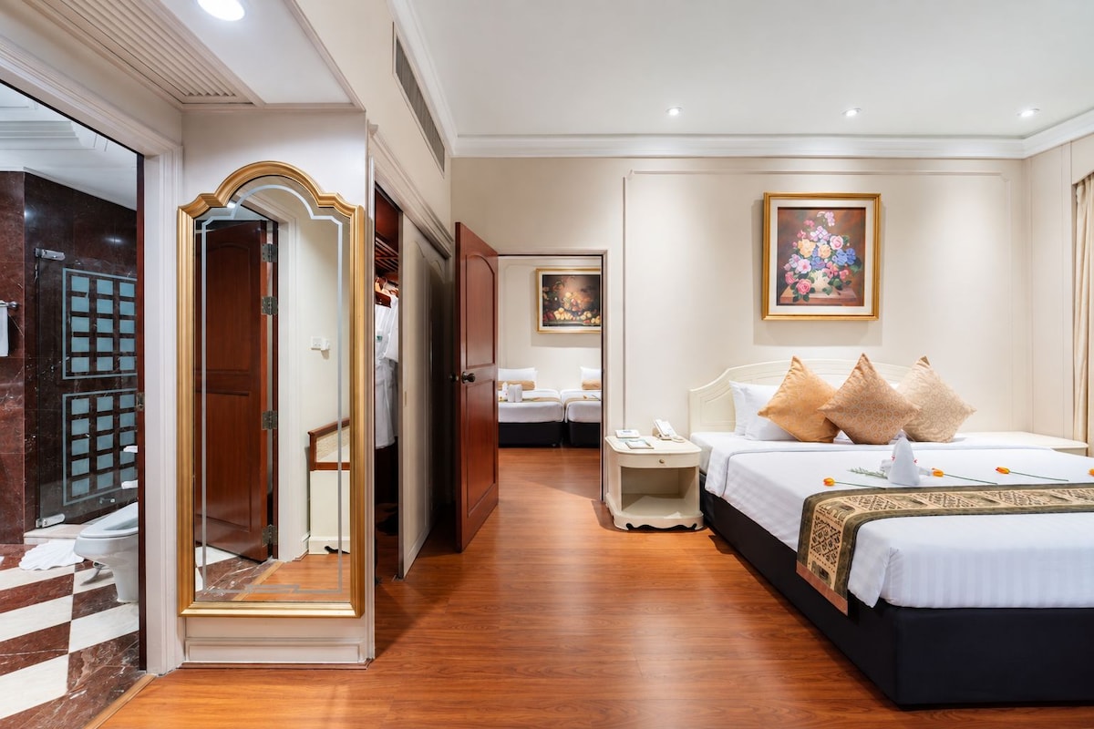 Family Room | In-room safe, desk, laptop workspace, blackout drapes