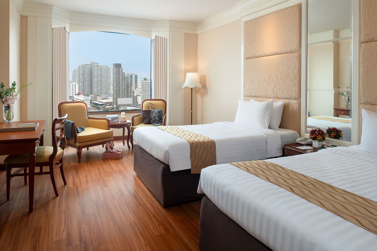 Premier Room, Smoking | In-room safe, desk, laptop workspace, blackout drapes