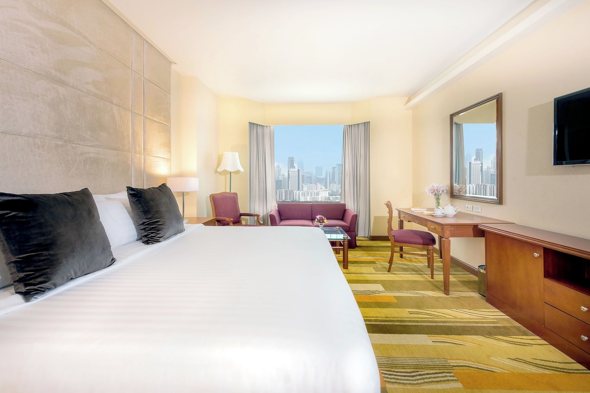 Grand Deluxe Room | In-room safe, desk, laptop workspace, blackout drapes
