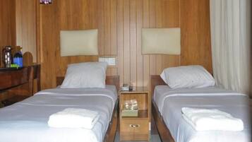 Standard Room | Minibar, desk, blackout curtains, iron/ironing board