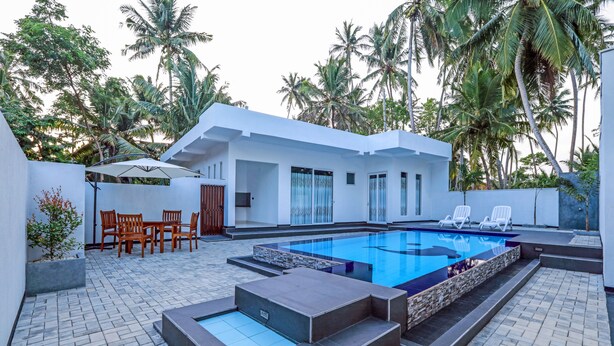12 outdoor pools, an infinity pool, pool umbrellas, pool loungers - Sethum Villa - Unawatuna (Koggala)