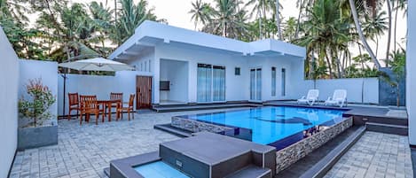 12 Außenpools, Infinity-Pool, rund um die Uhr geöffnet, Sonnenschirme