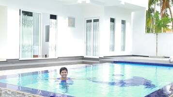 12 piscines extérieures, piscine à débordement, parasols de plage