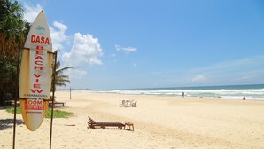 A beach with a sign for 'Dasa Beach Villa' and a lifeguard stand. - Sethum Villa - Unawatuna (Koggala)
