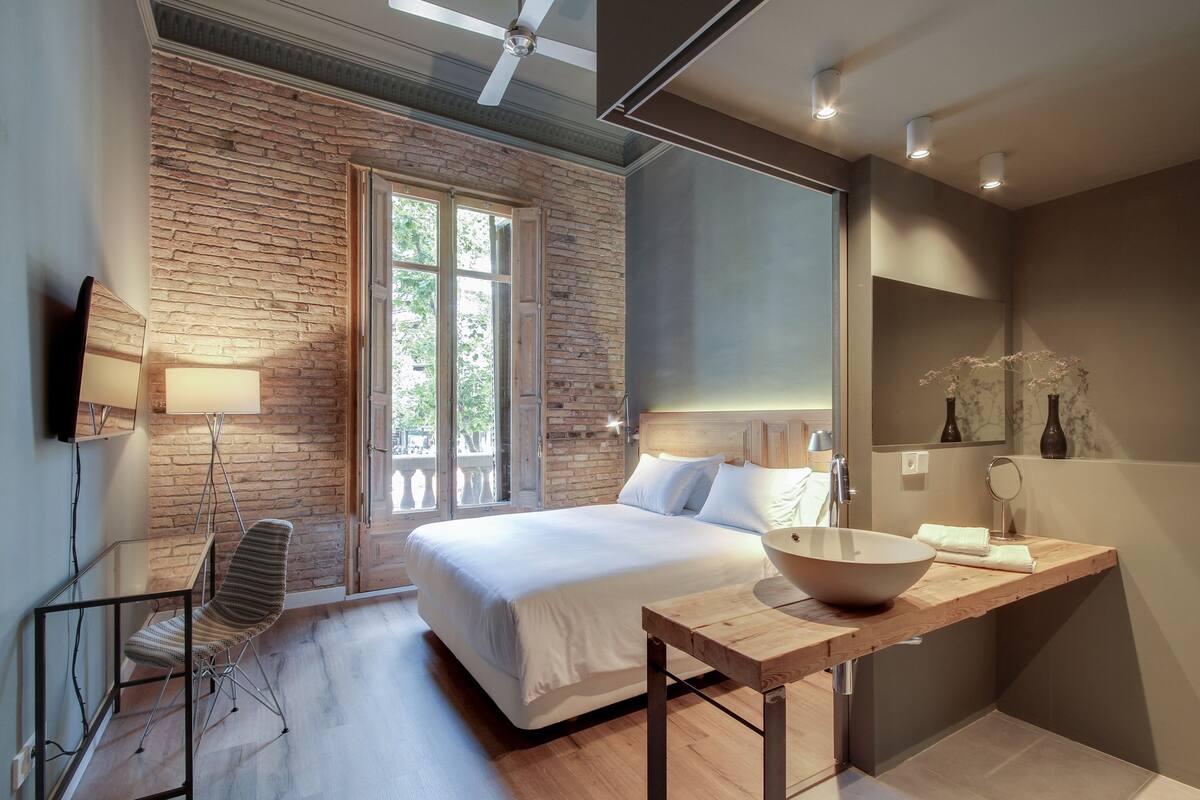 Quarto casal premium, sacada, vista para a cidade | Roupas de cama premium, edredons de pluma, escrivaninha