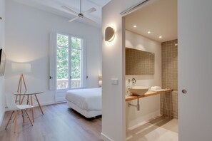 Premium bedding, down comforters, desk, blackout drapes - Principal B&Bcn (Barcelona)