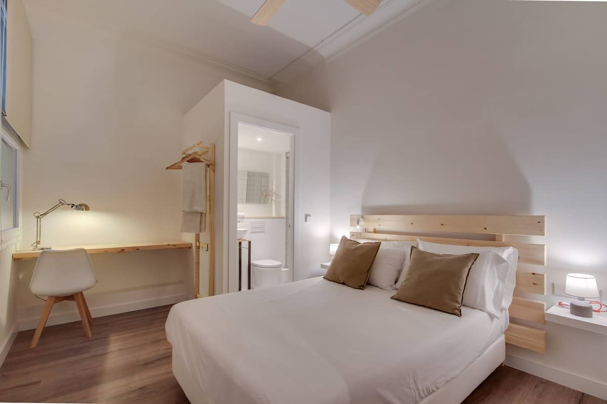 Quarto casal standard | Roupas de cama premium, edredons de pluma, escrivaninha