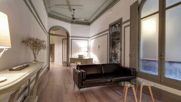 Shower, free toiletries, hair dryer