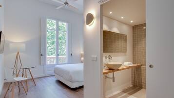 Premium tweepersoonskamer, balkon, uitzicht op stad | Luxe beddengoed, donzen dekbedden, een bureau, verduisterende gordijnen