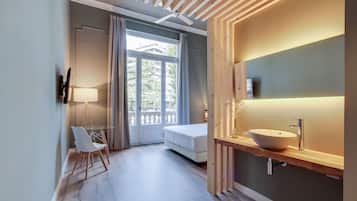 Quarto casal premium, sacada, vista para a cidade | Roupas de cama premium, edredons de pluma, escrivaninha
