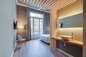 Habitación Premium doble, balcón, vistas a la ciudad | Ropa de cama de alta calidad, edredones de plumas, escritorio