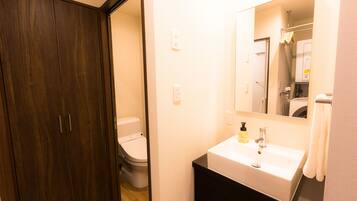 Apartamento, 1 quarto | Banheiro | Produtos de toalete grátis, secador de cabelo