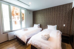 1 habitación, caja de seguridad en la habitación y escritorio 