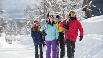 Eine Gruppe von Personen in Winterkleidung geht auf einem verschneiten Weg.