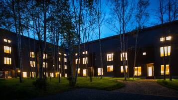 Fachada da propriedade à noite